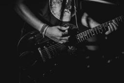 Figurant homme silhouette guitariste pour long-métrage Netflix international