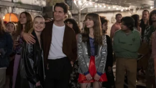 emily-in-paris-photo-lily-collins-lucas-bravo-camille-razat-1460398